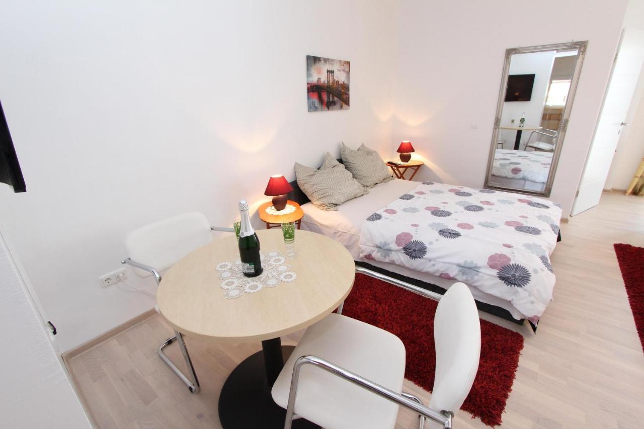 Rooms And Apartments Sally Ровин Екстериор снимка