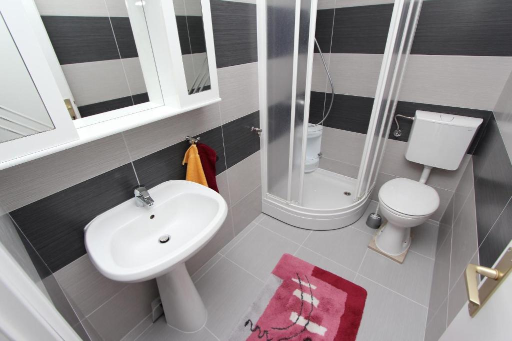 Rooms And Apartments Sally Ровин Стая снимка