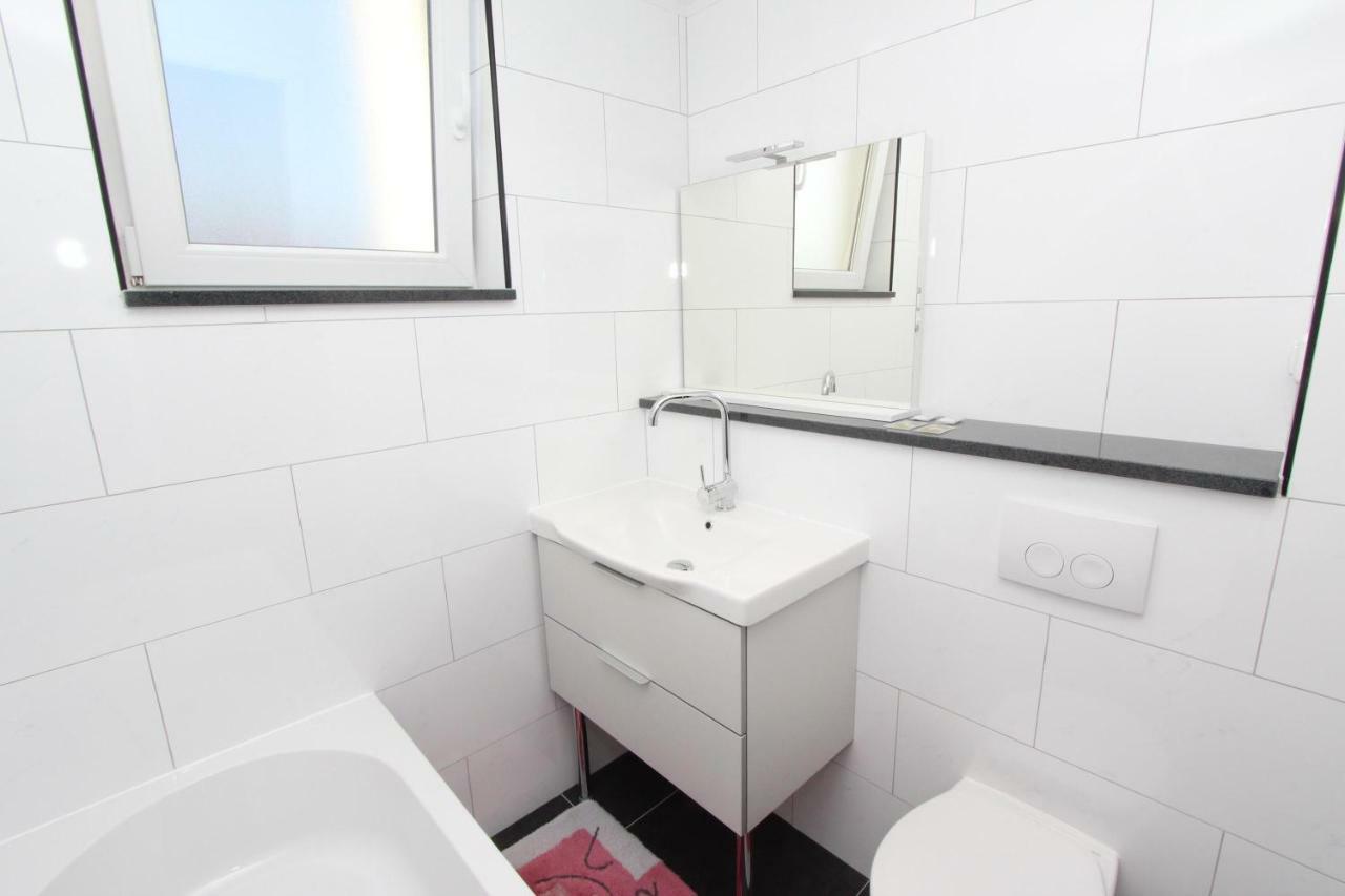 Rooms And Apartments Sally Ровин Екстериор снимка